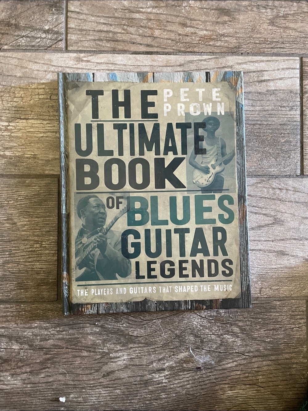 The Ultimate Book of Blues Guitar Legends - Beige/Black/Teal Cover